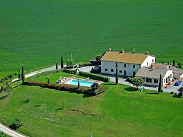 Modern Farmhouse in Pienza With Pool