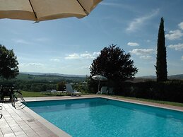 Modern Farmhouse in Pienza With Pool
