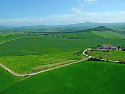 Modern Farmhouse in Pienza With Pool