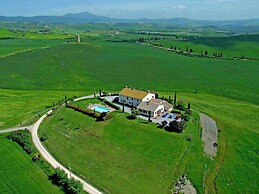Modern Farmhouse in Pienza With Pool