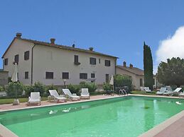 Modern Farmhouse in Pienza With Pool
