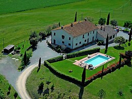 Modern Farmhouse in Pienza With Pool