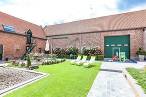 Large Cottage Overlooking the Sunny Courtyard With Fountain