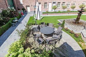 Large Cottage Overlooking the Sunny Courtyard With Fountain
