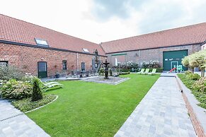 Large Cottage Overlooking the Sunny Courtyard With Fountain