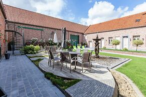 Large Cottage Overlooking the Sunny Courtyard With Fountain