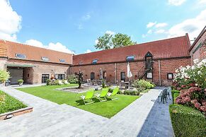 Large Cottage Overlooking the Sunny Courtyard With Fountain
