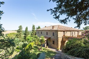 Lavish Holiday Home in Volterra With Pool
