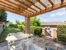 Lavish Holiday Home in Volterra With Pool