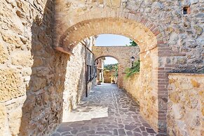 Lavish Holiday Home in Volterra With Pool