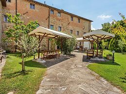 Rustic Holiday Home in Citta di Castello With Swimming Pool
