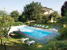 Rustic Holiday Home in Citta di Castello With Swimming Pool