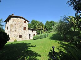 Holiday House Overlooking Lake Near Tuscany