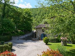 Holiday House Overlooking Lake Near Tuscany
