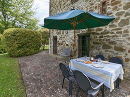 Holiday House Overlooking Lake Near Tuscany