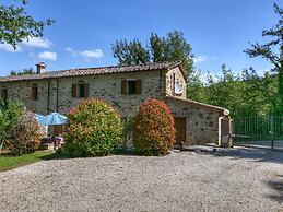 Holiday House Overlooking Lake Near Tuscany