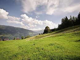 Spacious Apartment in Uderns Near Ski Area