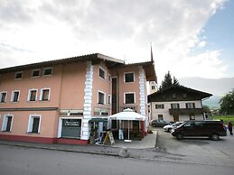 Spacious Apartment in Uderns Near Ski Area