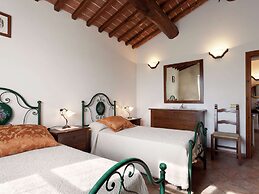 Modern Holiday Home in Foiano Della Chiana With Pool