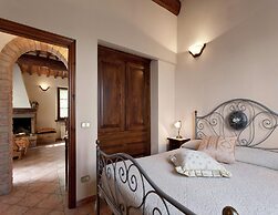 Modern Holiday Home in Foiano Della Chiana With Pool