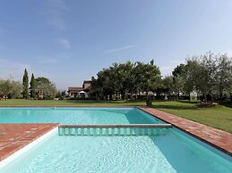 Modern Holiday Home in Foiano Della Chiana With Pool