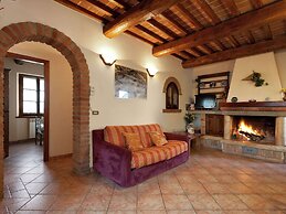 Modern Holiday Home in Foiano Della Chiana With Pool