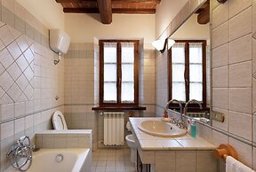 Modern Holiday Home in Foiano Della Chiana With Pool