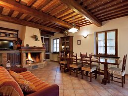 Modern Holiday Home in Foiano Della Chiana With Pool