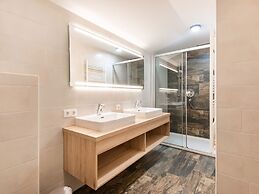 Lovely Apartment With Sauna, Ski Storage, Pool, Terrace