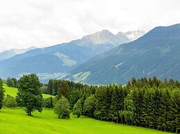 Sunlit Apartment Near Ski Area in Hollersbach im Pinzgau