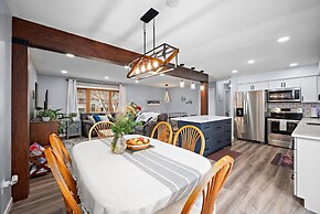 Elm Creek Retreat 4Bd in Maple Grove