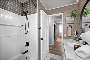 Elm Creek Retreat 4Bd in Maple Grove