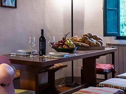 Apartment With Large Garden and Pool on the Hills of Pisa