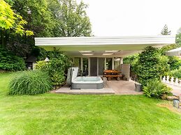 Picturesque Holiday Home in Oldenzaal With Jacuzzi