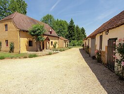 Appealing Apartment in Vezac With Swimming Pool