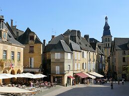 Appealing Apartment in Vezac With Swimming Pool