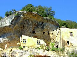 Appealing Apartment in Vezac With Swimming Pool