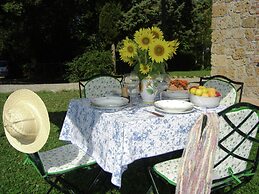 Cosy Farmhouse in Proceno With Swimming Pool