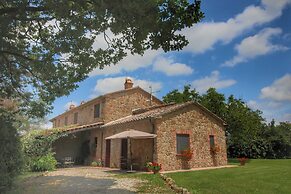 Cosy Farmhouse in Proceno With Swimming Pool