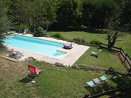 Lovely House With Grass Garden, Shared Swimmingpool, Next to the River