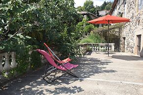 Lovely House With Grass Garden, Shared Swimmingpool, Next to the River