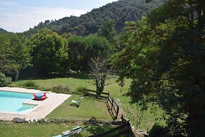 Lovely House With Grass Garden, Shared Swimmingpool, Next to the River