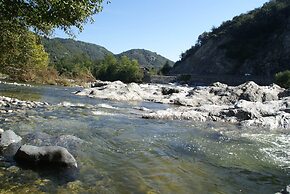 Lovely House With Grass Garden, Shared Swimmingpool, Next to the River