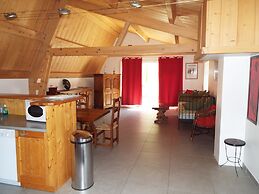 Lovely House With Grass Garden, Shared Swimmingpool, Next to the River