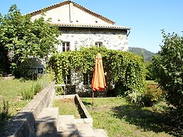 Lovely House With Grass Garden, Shared Swimmingpool, Next to the River