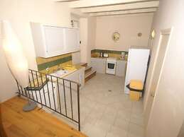 Lovely House With Grass Garden, Shared Swimmingpool, Next to the River