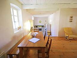 Lovely House With Grass Garden, Shared Swimmingpool, Next to the River