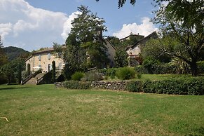 Lovely House With Grass Garden, Shared Swimmingpool, Next to the River
