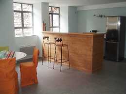 Lovely House With Grass Garden, Shared Swimmingpool, Next to the River