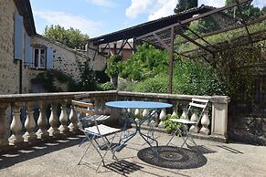 Lovely House With Grass Garden, Shared Swimmingpool, Next to the River